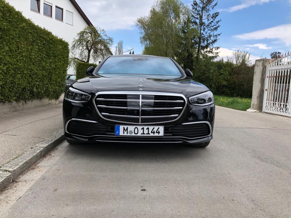 Mercedes S-Klasse in Schwarz von vorne