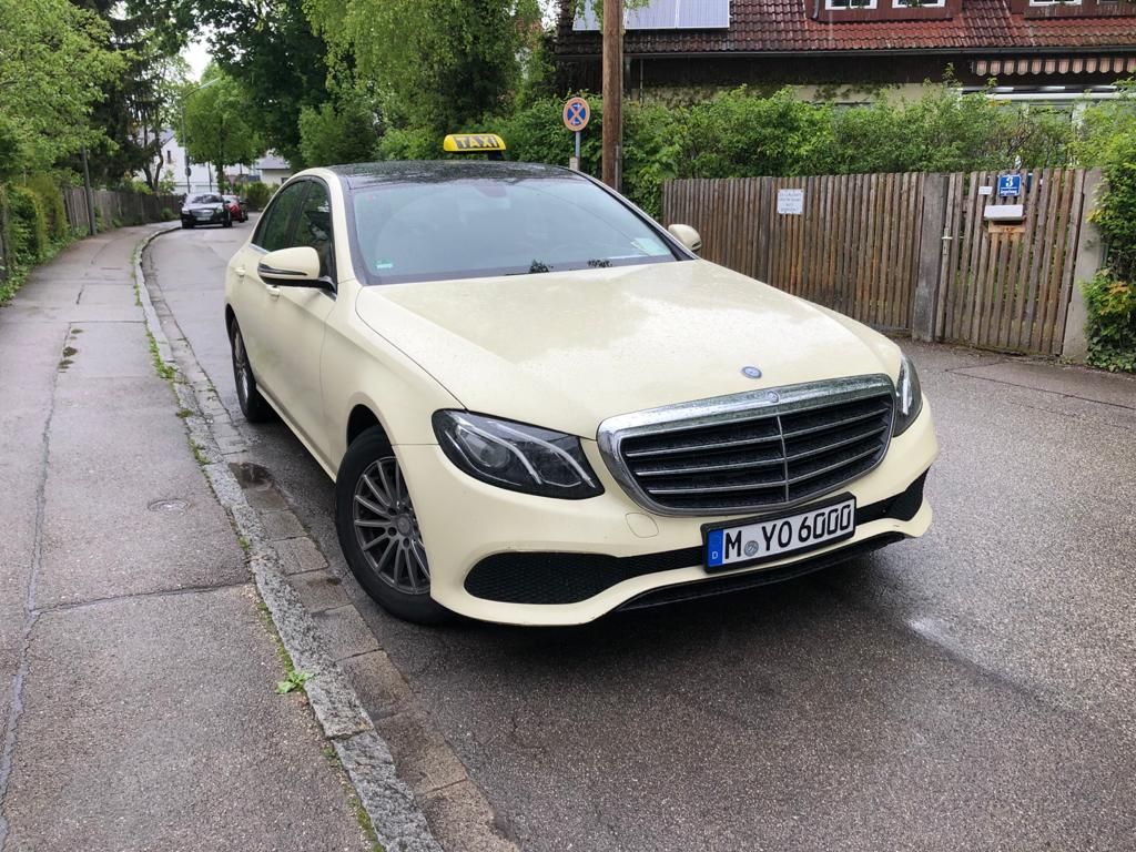 Taxi Mercedes E-Klasse mit Dachzeichen in Garching