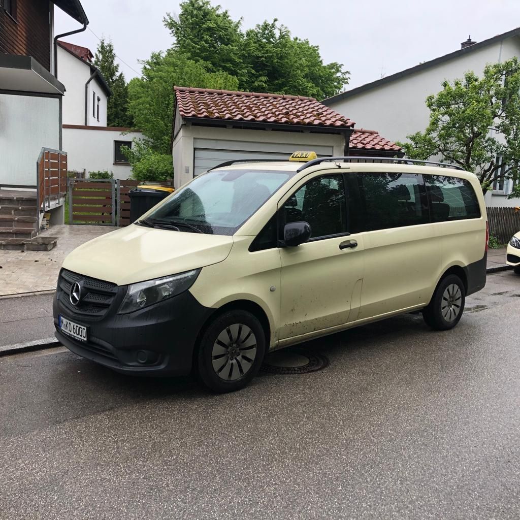 Großraumtaxi Mercedes Vito von RideNow Taxi für bis zu acht Personen